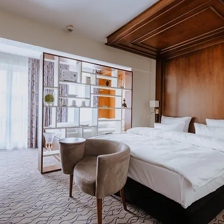 Advastay By King's Hotel