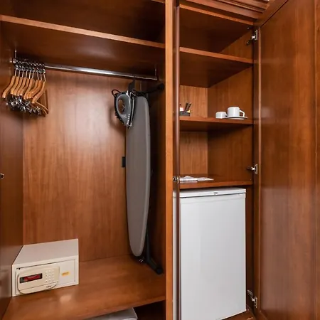 Advastay By King's Hotell 4*