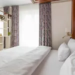 Advastay By King's Hotel