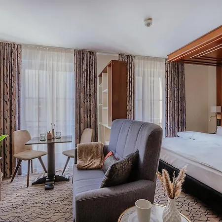 Hotel Advastay By King's